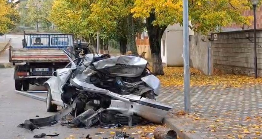 Makina e parkuar merret ‘zvarrë’ 50 metra nga një mjet tjetër, shihni si ka përfunduar ‘Benz’-i