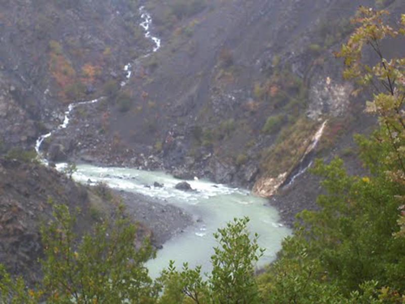 Po kthehej në banesë, por rrëshqiti duke rënë në lumë, humb jetën 49-vjeçari