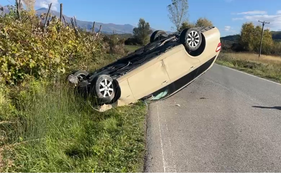 Makina përmbyset në anë të rrugës, plagosen dy vajza dhe dërgohen në urgjencë