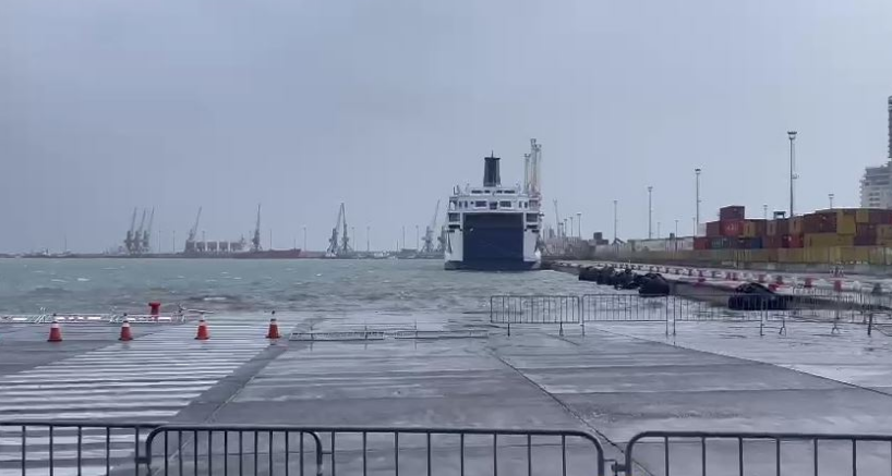 Moti i keq/ Pezullohet lundrimi i trageteve të linjës Durrës-Bari mbrëmjen e së enjtes (VIDEO)