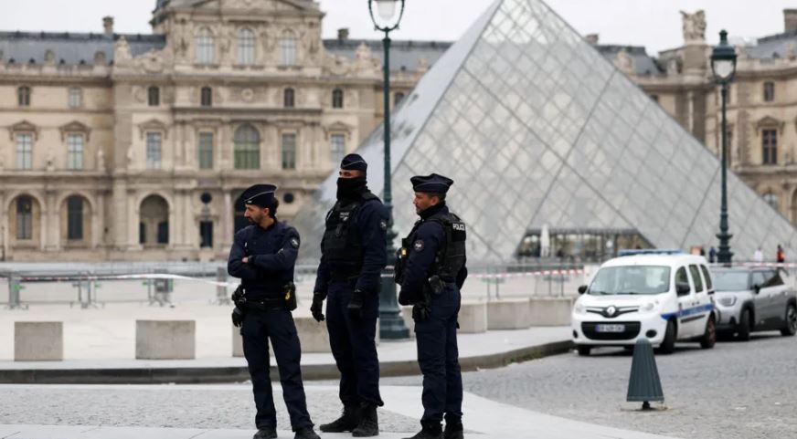Vjedhje e bizhuterive në Luvër, policia arreston dy persona të dyshuar! Si arritën të futeshin brenda muzeut dhe të kryenin grabitjen në mes të ditës