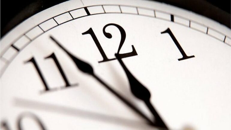 Ndryshimi i orës, akrepat kthehen 60 minuta mbrapa fundjavën e ardhshme