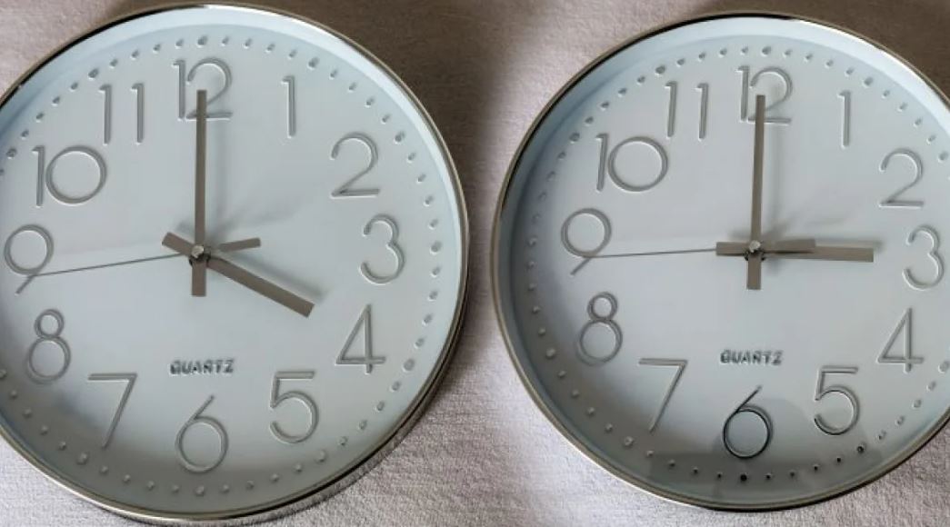 Ora dimërore, nga sot akrepat u kthyen 60 minuta mbrapa