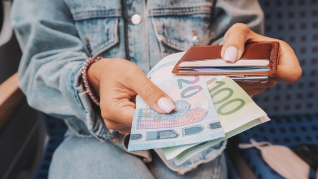 Banka Qëndrore Europiane: Familjet duhet të mbajnë para cash në shtëpi për emergjenca