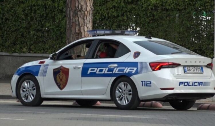 Një person i armatosur përplas disa makina, në gjendje të rëndë polici dhe bashkëshortja e tij