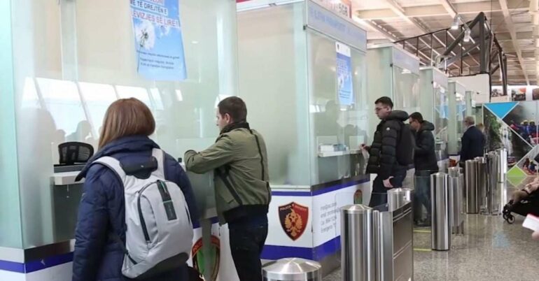 Lejoi kalimin e paligjshëm në aeroport kundrejt 10 mijë lekëve, AMP arreston inspektorin e Kufirit në Rinas