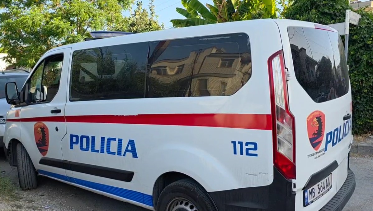 Merr flakë autobusi, dyshohet se i hodhën benzinë, policia në kërkim të autorëve