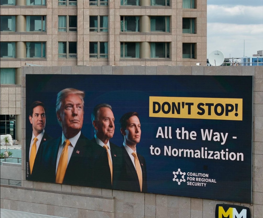 Postera gjigantë për paqen në Tel Aviv dhe Jerusalem me Trump në krye: Mos u ndalni deri në normalizim!