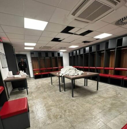 “Ndjesë për tavanin!” Djemtë e Kombëtares pastrojnë dhomën e zhveshjes para largimit