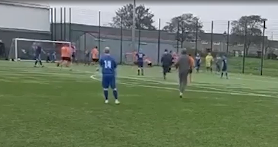 Sherr masiv në futbollin amator skocez, lojtari nxjerr armën dhe qëllon kundërshtarin