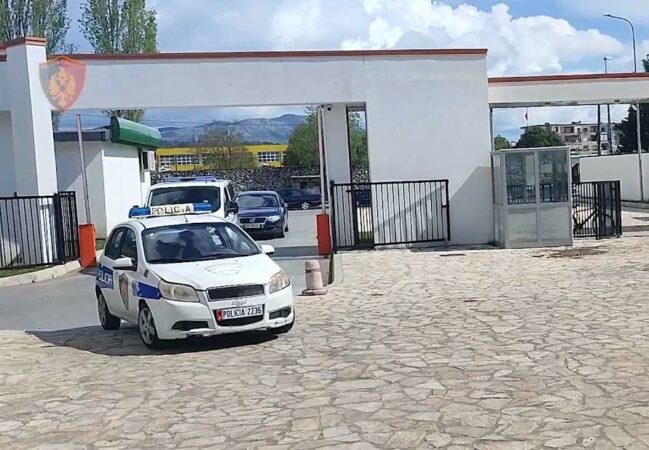Ndihmoi emigrantët për të kaluar kufirin ilegalisht, arrestohet 19-vjeçari nga Durrësi