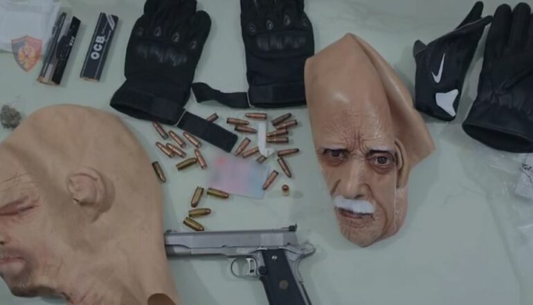 Policia arreston të shumëkërkuarin për grabitje me armë, në pranga dhe dy të rinjtë (Emrat)