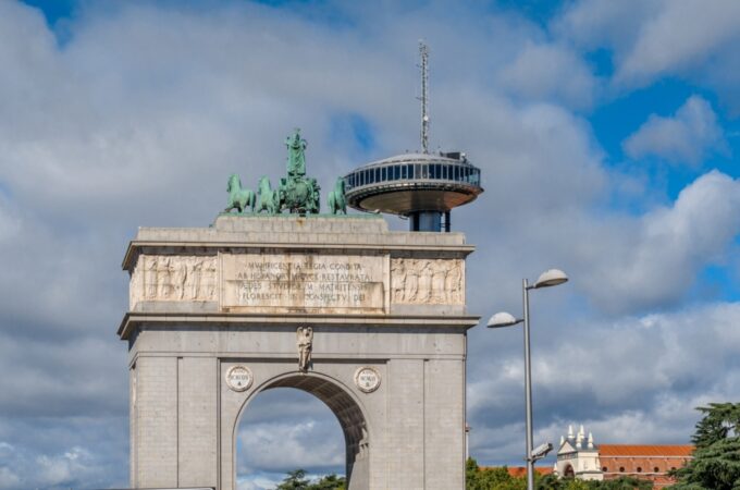 Çfarë do të ndodhë me “Harkun e Triumfit”? Qeveria spanjolle heq simbolet e Frankos nga hapësirat publike