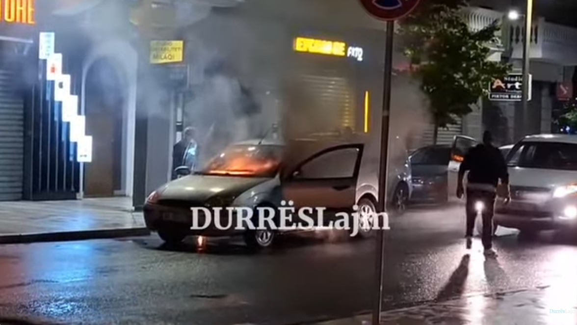 Makina përfshihet nga flakët në qendër të Durrësit (VIDEO)