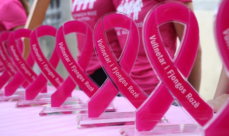 BIRN: Gratë e prekura nga kanceri i gjirit përballen me një betejë të dyfishtë