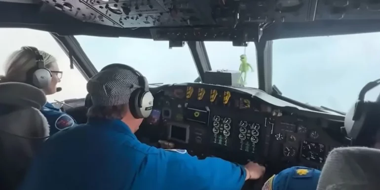 VIDEO/ Pamje tronditëse të avionit që u përball me uraganin “Melissa”