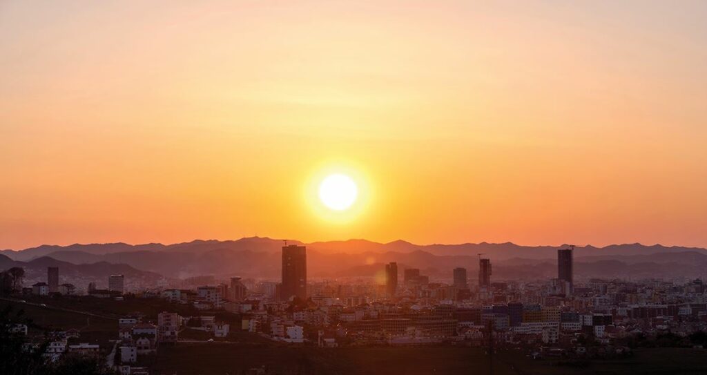 Çmimet e qirave të zyrave në Tiranë barazohen me Barcelonën, si po ndikon informaliteti