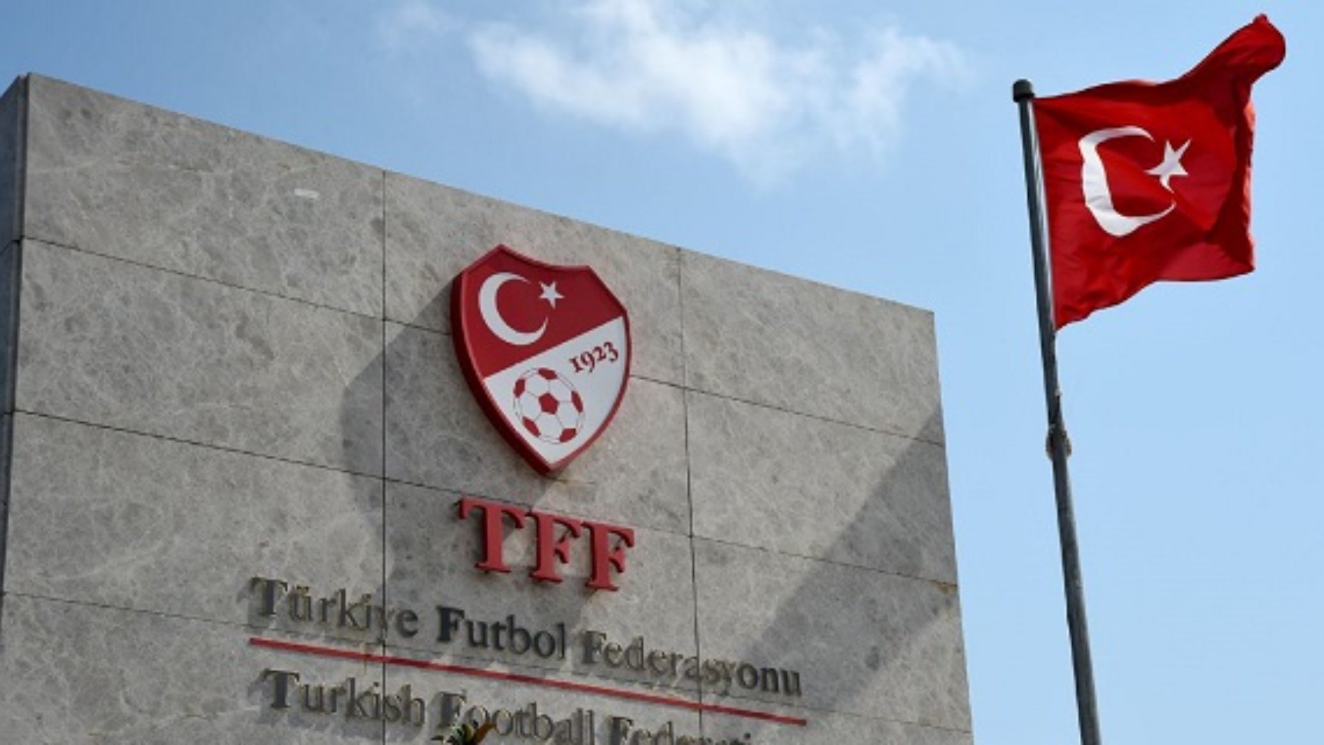 Tronditje në futbollin turk/ 150 arbitra me llogari bastesh, 10 prej tyre kanë vendosur deri në 18 mijë euro për ndeshje