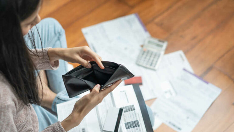 55% e shqiptarëve kanë vështirësi të mbyllin muajin, por.. në Europë na e kalojnë grekët