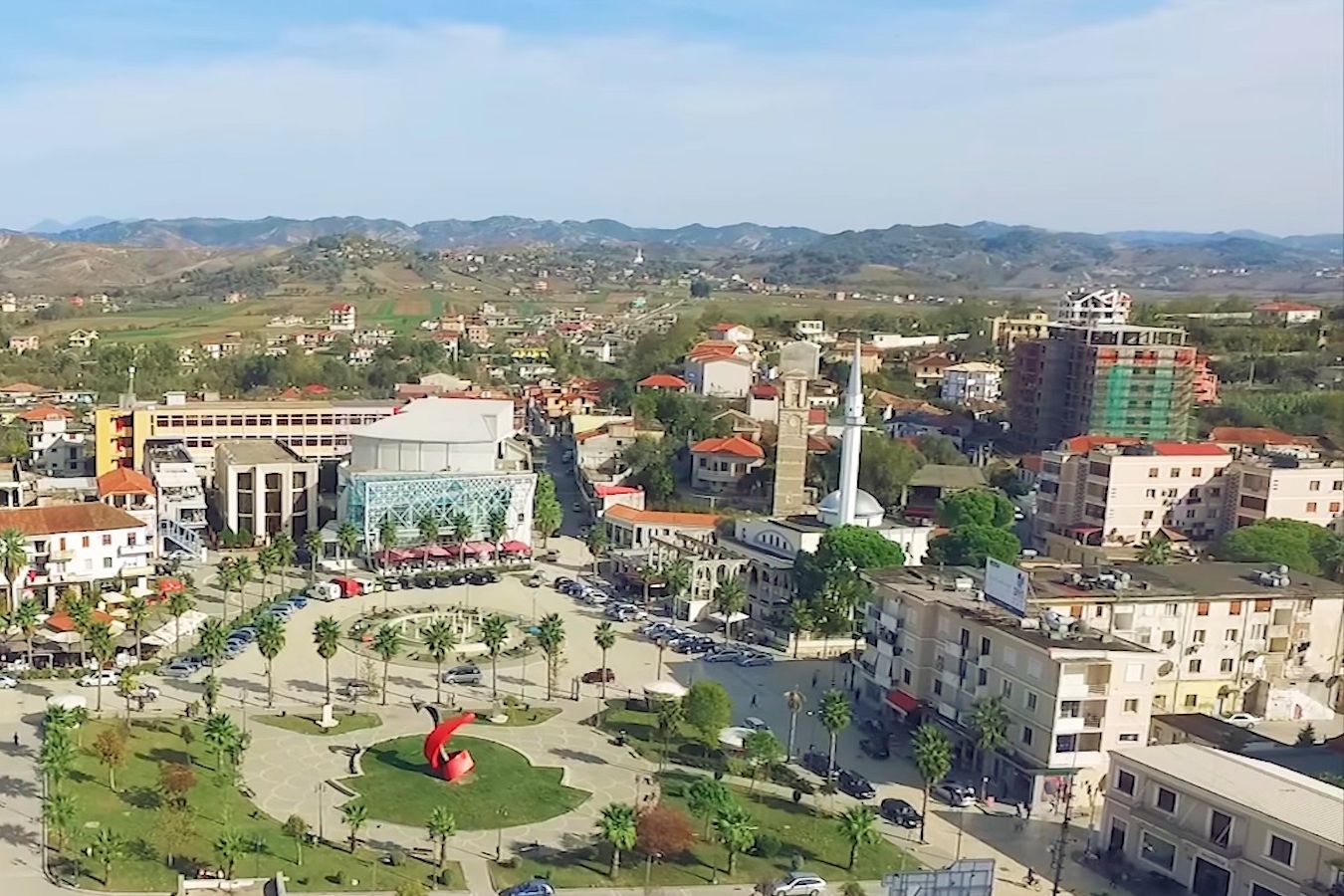 Vodhën në banesa, shpallen në kërkim dy hajdutë në Kavajë