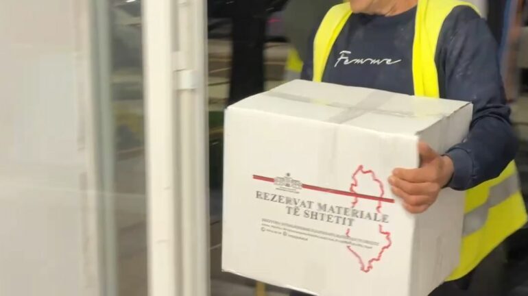 Pogradec/ Mbërrijnë ndihmat nga rezervat e shtetit për familjet e prekura nga përmbytjet