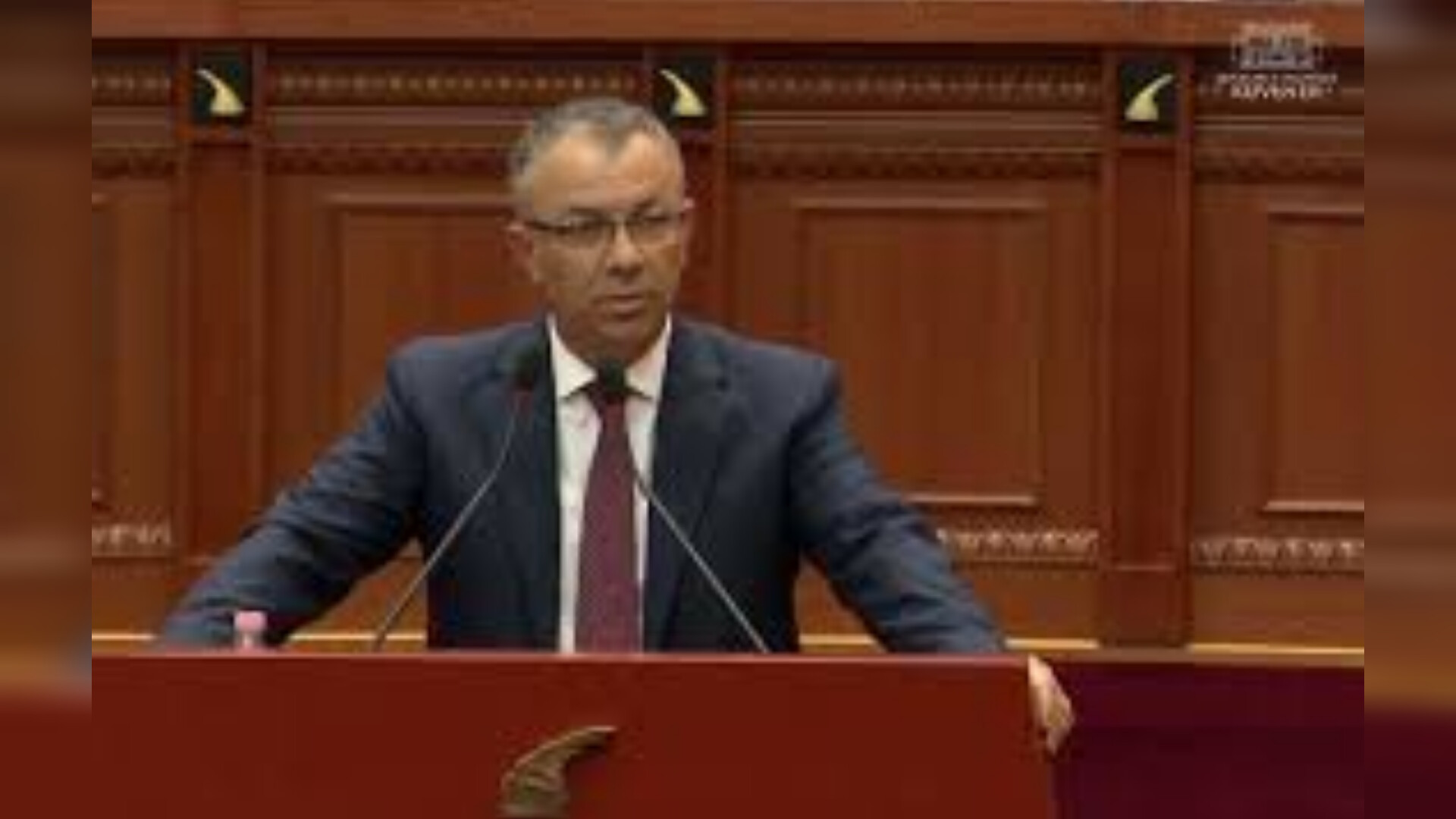 &#8220;Po vjedhen remitancat&#8221;/ Deputeti Cara ngre shqetësimin: Kursi i euros dhe inflacioni po ulin mbështetjen ndaj pensionistëve (VIDEO)