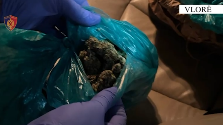 Transportonte kanabis në makinë, përfundon në pranga 22-vjeçari 