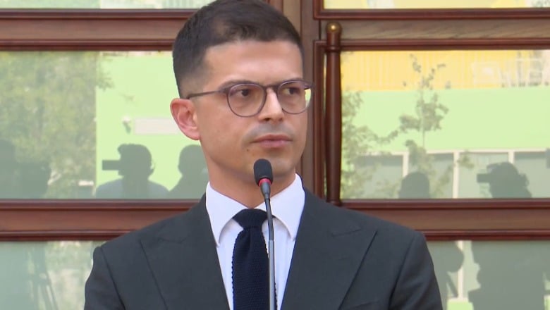 “Rama i ka kërkuar dorëheqjen Pirro Vengut”/ Ministri i Mbrojtjes mohon deklaratën e Berishës