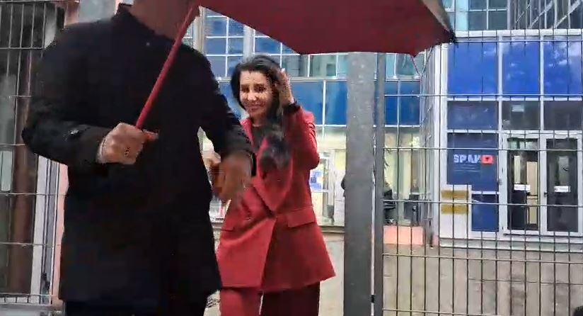 Dalin nga ambientet e GJKKO-s Belinda Balluku dhe dy vartësit e saj! Lihen në fuqi masat e sigurisë