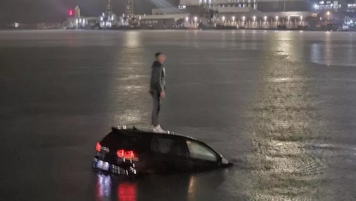 VIDEO/ Kishte destinacion Shqipërinë, makina bie në det në portin e Barit, shoferi shqiptar del dhe hipën mbi të