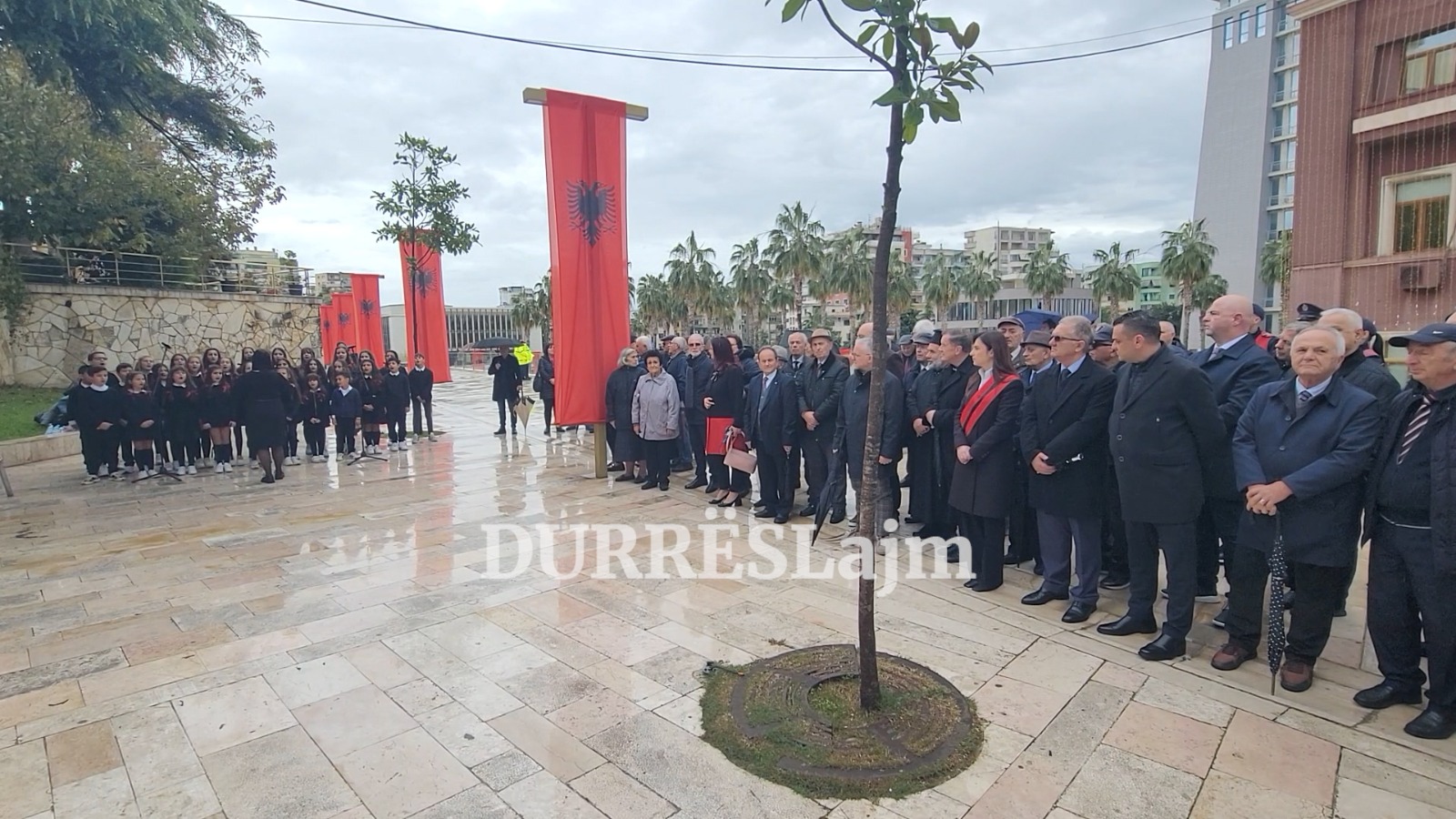 Ceremoni solemne në Durrës në përkujtim të 113-vjetorit të ditës së flamurit (VIDEO)