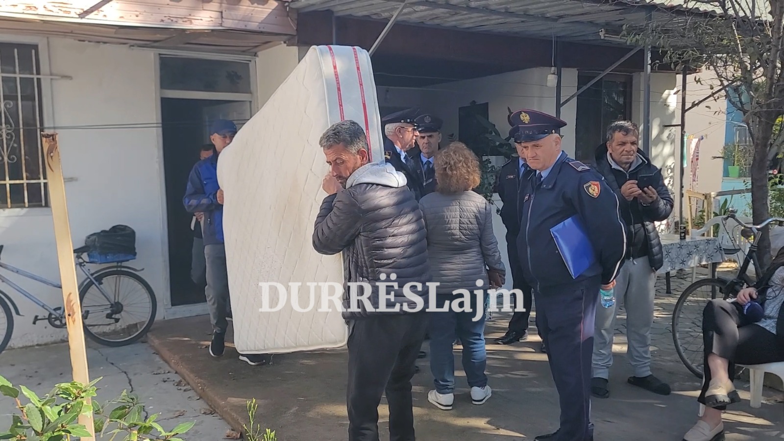 Përmbarimi nis lirimin e 2 vilave në plazhin e Durrësit, banorët: Do flemë në rrugë! (VIDEO)