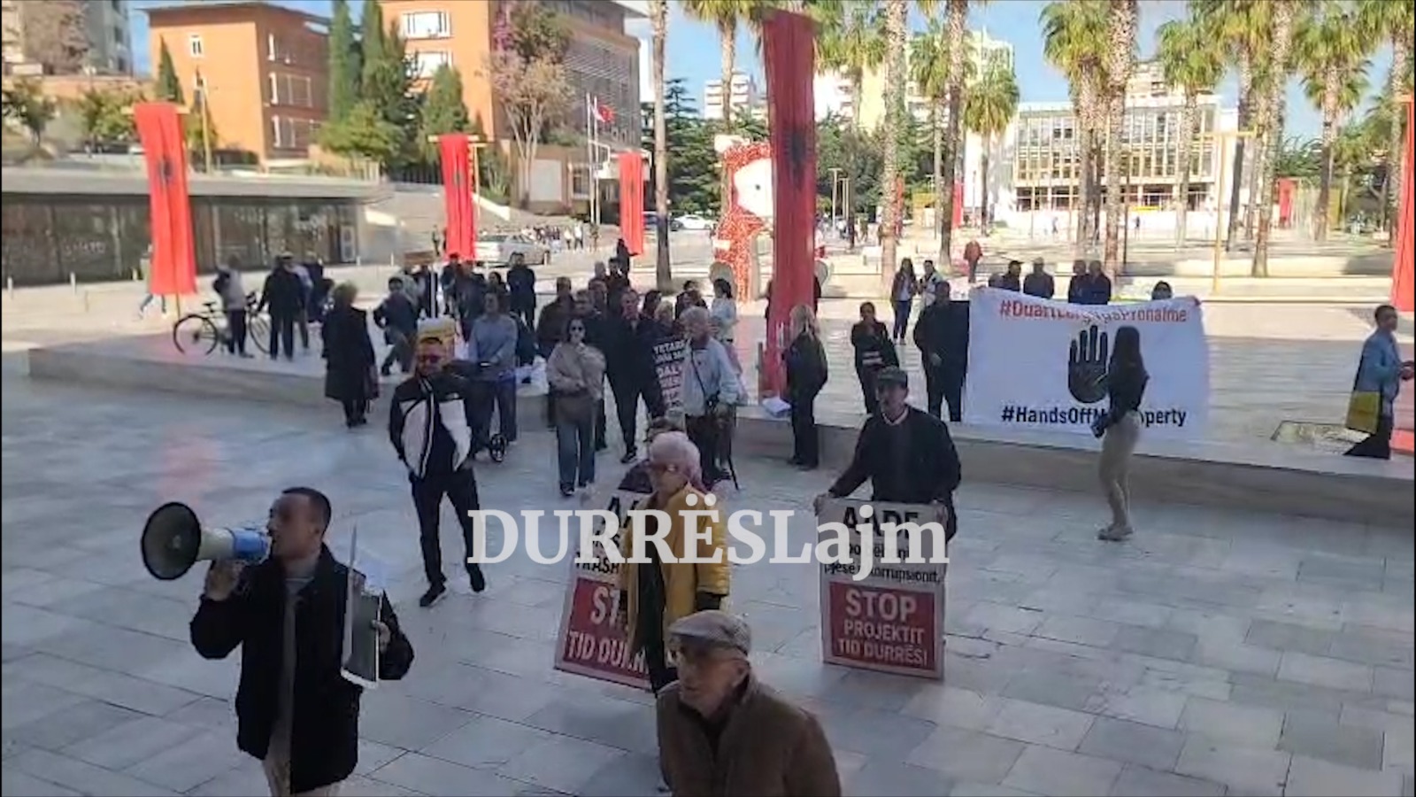&#8220;Turp, turp&#8221;, banorët e prekur nga projekti TID protestë para Bashkisë Durrës (VIDEO)
