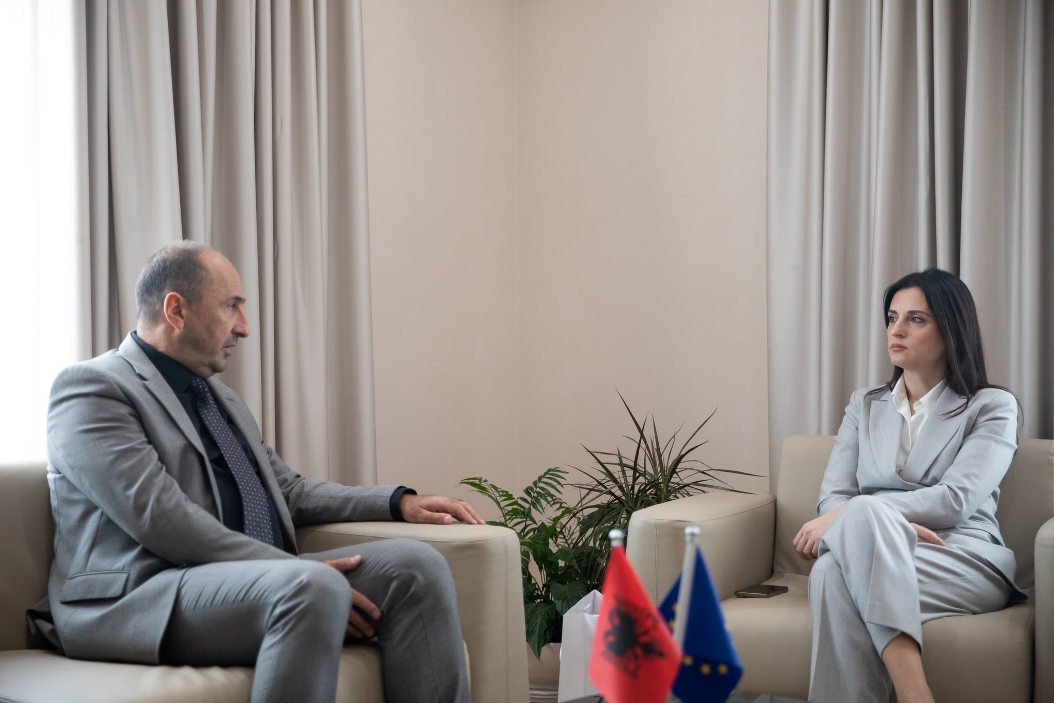 Pak ditë i emëruar në detyrë, drejtori i ri i APD-së takohet me Sakon në bashki