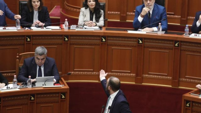 “Një duartrokitje të pandehurës nga SPAK Ballukut”, Peleshi i tërheq vëmendjen, Bardhi: Unë nuk po them as&#8230;