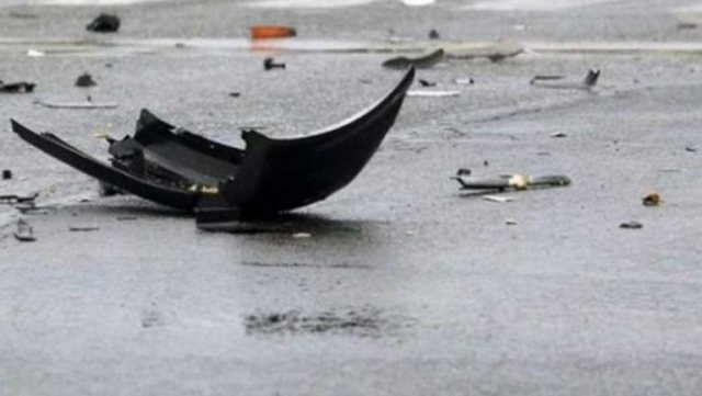 ‘Toyota’ përplaset me makinën e OSSHE, shpërthen në flakë mjeti