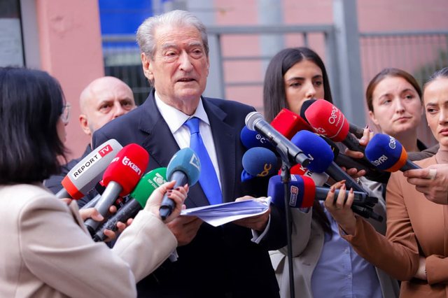 &#8220;Nuk ka pasur absolutisht asnjë urdhër nga askush&#8221;/ Berisha: Njeriu i vetëm që ka penguar hetimet për 21 Janarin është Edi Rama