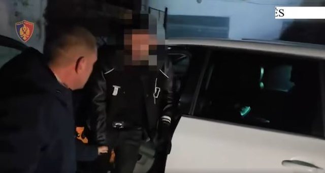 “Policia zbrit në tokë”/ U kap duke qarkulluar me makinë i armatosur, vihet në pranga 30-vjeçari (EMRI+ PAMJET)