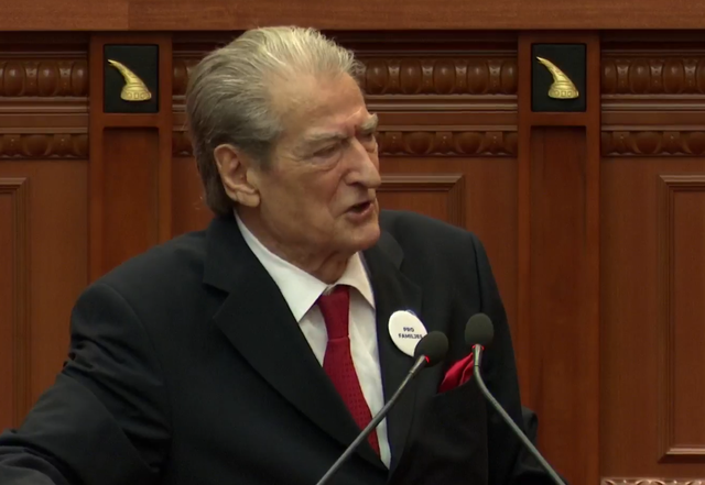 &#8220;Ju kërkoni të përmbysni familjen dhe vlerat e saj&#8221;/ Berisha: Në asnjë nga direktivat e BE nuk flitet për përkatësi të shumëfishtë gjinore