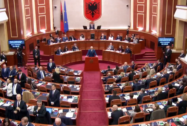 Rama nis fjalën, deputetët demokratë i kthejnë kurrizin, kryeministri: Më mirë shpina se fytyra juaj