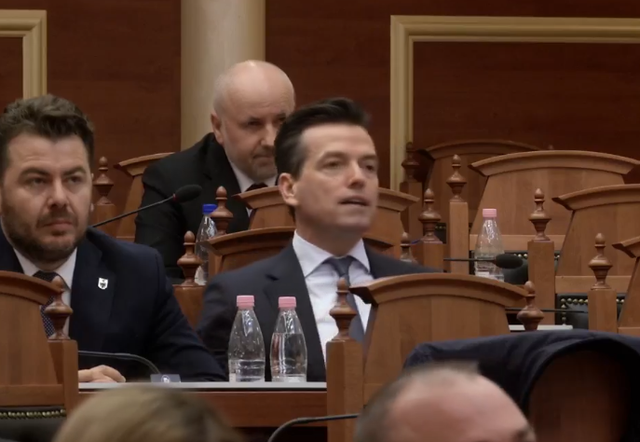 Agron Shehaj përjashtohet nga seanca plenare