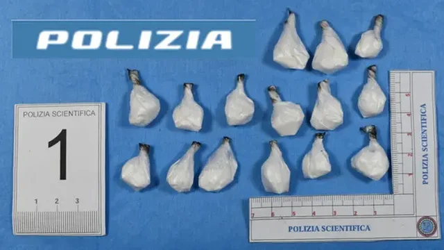 U kap në flagrancë ndërsa po shiste kokainë, arrestohet shqiptari në Itali dhe sekuestrohen 21 doza lëndë narkotike