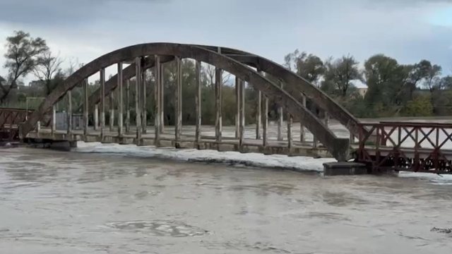 Lumi Vjosa del nga shtrati, tokat bujqësore rrezikojnë përmbytjen