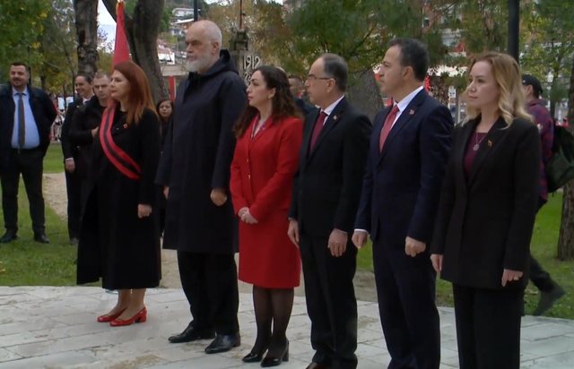 Festa e Flamurit bën bashkë liderët e shtetit/ Presidenti Begaj, Rama, Osmani dhe Peleshi në ceremoninë festive në Vlorë