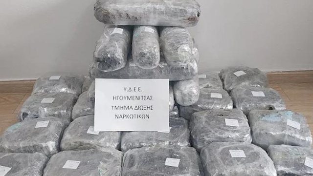 U kapën me 47 kg kanabis në makinë/ Arrestohen dy shqiptarët në Igumenicë