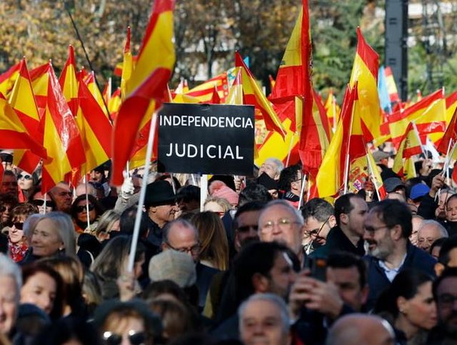 &#8220;Mafia apo demokraci&#8221;/ Shpërthejnë protestat në Madrid, kërkohen zgjedhje të parakohshme