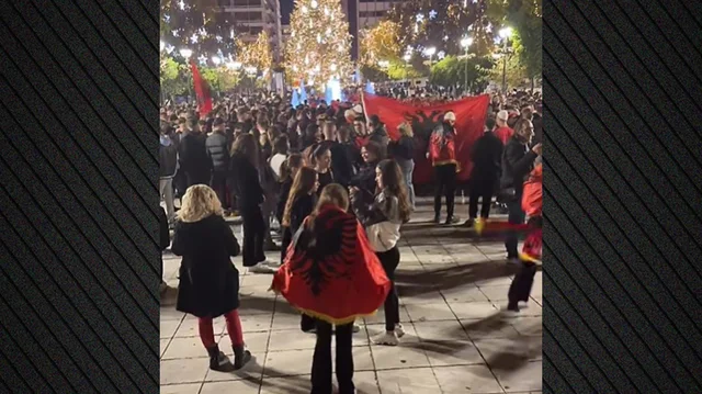 Festat e Nëntorit/ Shqiptarët ndezin Selanikun, këngë e valle në rrugët e Greqisë