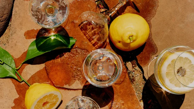 Çfarë ndodh kur pi ujë me limon çdo ditë