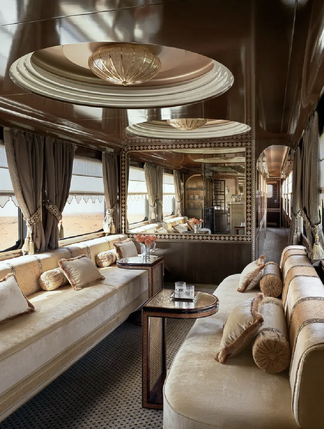 Ky është treni që po mahnit botën