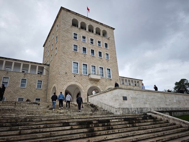 Universiteti “nuk vlen” më, mbi 80% e vendeve të lira të punës në 2024 nuk kërkonin aftësi arsimore
